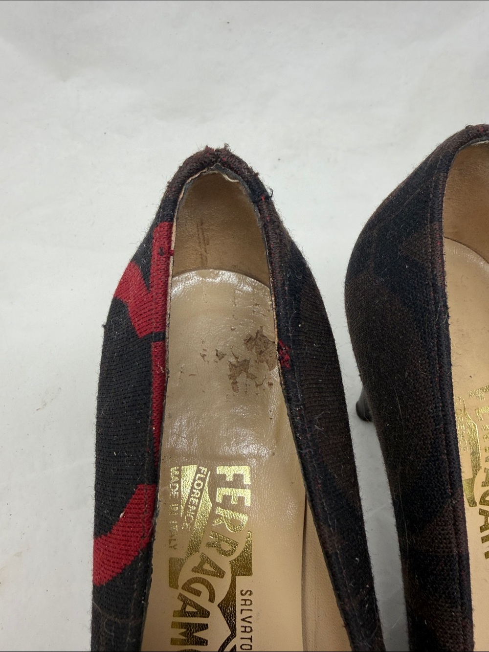 Salvatore Ferragamo Black and Red Patterned Leather Toe Pumps Heels Size 9 - Picture 3 of 13